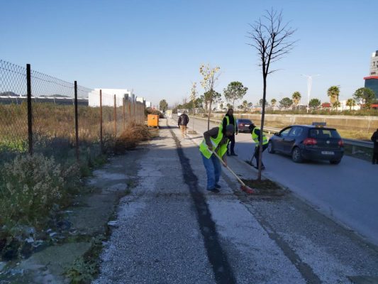 FOTOT / Bashkia e Tiranës pastron nga plehrat autostradën Tiranë-Durrës dhe rrugën e Rinasit
