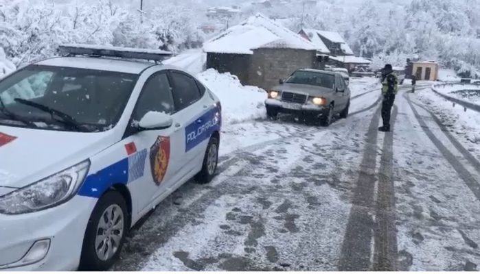 Paralizohet veriu i Shqipërisë/ Ja akset rrugore të bllokuara dhe ato me probleme
