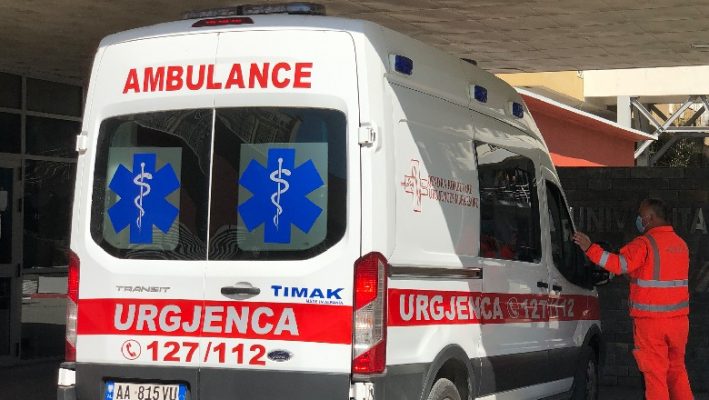 Makina përplas motorrin në Tiranë/ Humb jetën në spital 18-vjeçari