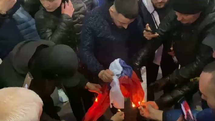 Dogjën flamujt e Serbisë në Bulevard, Gjykata vendos masën e sigurisë për dy të arrestuarit