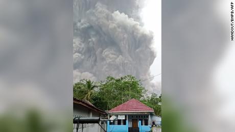 Shpërthen vullkani në Indonezi, banorët vrapojnë të tmerruar (VIDEO)