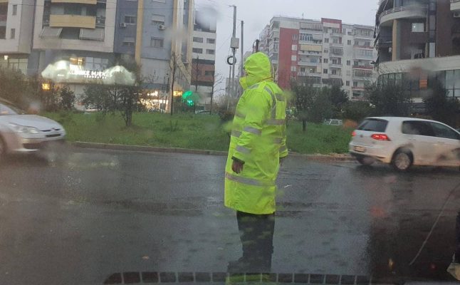 Reshjet e dendura të shiut/ Policia apel shoferëve dhe këmbësorëve: Zbatoni me rigorozitet rregullat e qarkullimit rrugor