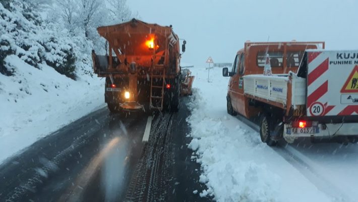 Dëborë e madhe në juglindje/ Kujdes nëse shkoni në Dardhë dhe Voskopojë
