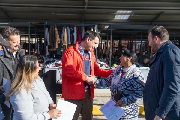 Hapet tregu i ri i rrobave të përdorura në Selitë/ Veliaj shpërndan licencat e para