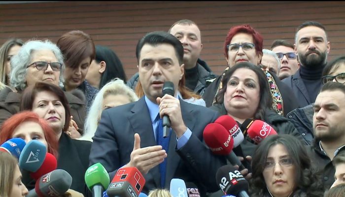 “Sot jemi zemërthyer”/ Basha thumba Kuvendit të Berishës: Shqipëria nuk ka nevojë për një kult të ri individi
