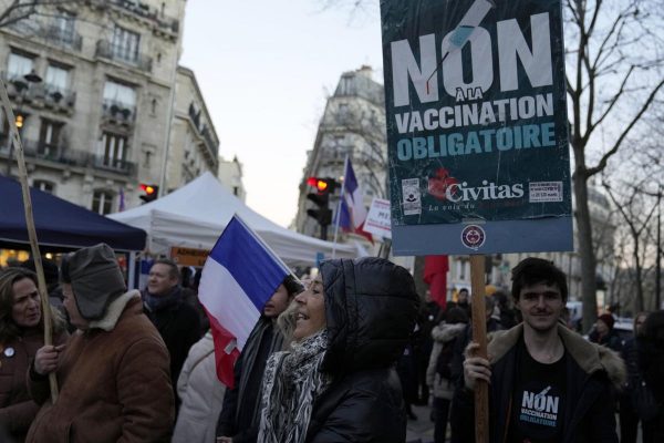 Europa përfshihet nga protestat, mijëra njerëz kundërshtojnë vaksinimin me detyrim