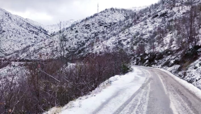 Rikthehen reshjet e borës në Bulqizë, temperaturat do jenë disa gradë nën zero