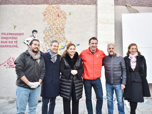 Artistët afganë falënderojnë Shqipërinë për mikpritjen, pikturojnë muralen në Tiranë, Veliaj: “Kartolina më e bukur për fundvit”