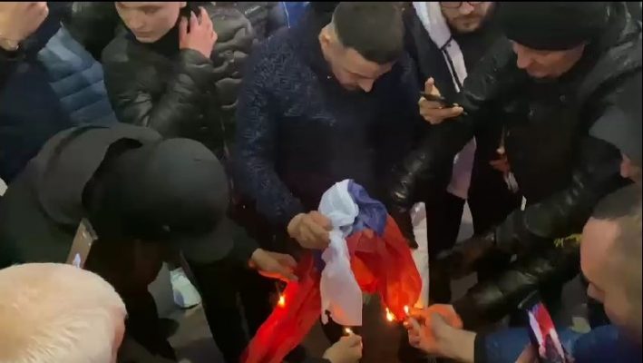 Dogjën 4 flamuj kombëtar të Serbisë, arrestohen 2 persona, procedohen 6 adoleshentë