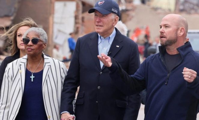 Presidenti Biden viziton qytetet e Kentakit të shkatërruara nga tornadot