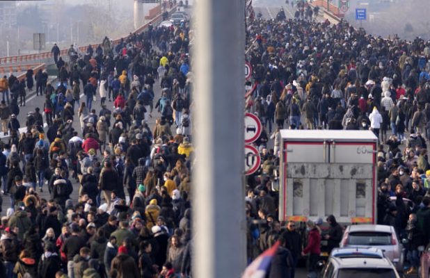 Mijëra serbë bllokojnë rrugët në Beograd, protestojnë kundër…