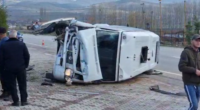 Video-Furgoni përplaset me “Benzin” në Korçë/ Plagoset shoferi dhe pesë pasagjerët