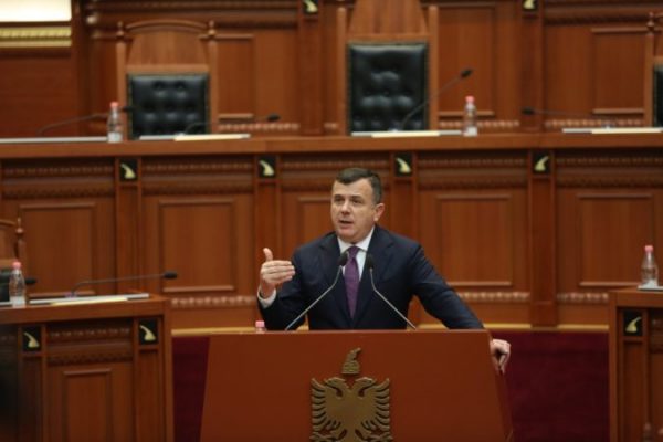 Balla kujton në Kuvend Pavarësinë e Kosovës/ Kritikon Berishën e Bashës: Nuk thatë asnjë fjalë