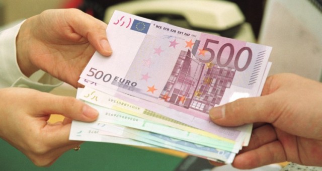 Euro në nivelin më të ulët/ Ekspertët: Shkak, sasia e madhe e monedhës në treg