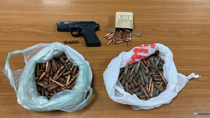 Pranga 28-vjeçarit në Durrës, iu gjet pistoletë në banesë