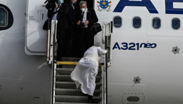 VIDEO/ Papa Françesku humb ekuilibrin teksa ngjit shkallët e avionit