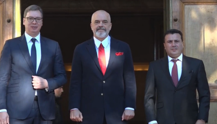 Vuçiç dhe Zaev mbërrijnë në Pallatin e Brigadave, priten nga Rama