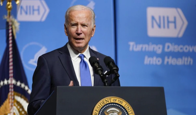 Presidenti Biden shpalos planin e ri për t’u përballur me pandeminë
