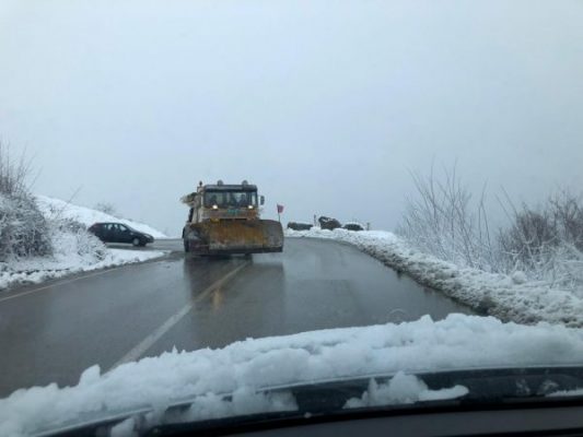 Reshjet e borës në qarkun e Korçës/ Si paraqitet situata në akset rrugore