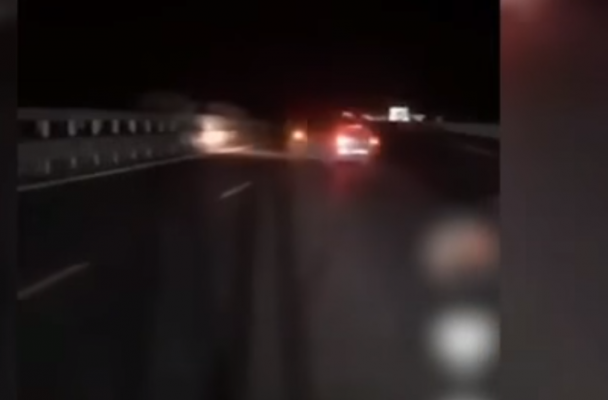 Video-Bënte drift në krah të kundër në mes të autostradës/ Gjobitet i riu, i “fluturon” edhe patenta