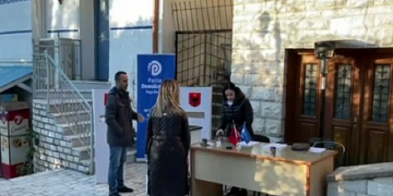 Referendumi/ Në Sarandë votohet përpara derës për shkarkimin e Bashës, edhe në Divjakë s’lejohen në seli