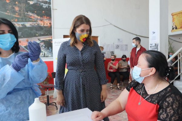 “47% e shqiptarëve janë vaksinuar”/ Manastirliu: Jemi përballë një valë të re potenciale nga Omicron