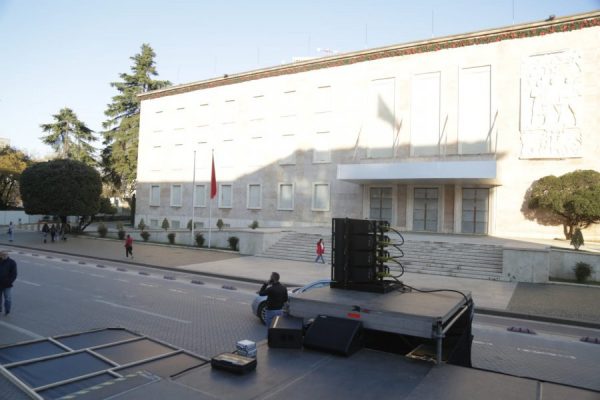 Policia “blindon” Kryeministrinë/ Si paraqitet situata para fillimit të protestës