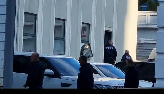 Video-U arrestua në Durrës/ Lefter Koka mbërrin në Drejtorinë e Policisë së Shtetit, pa pranga në duar