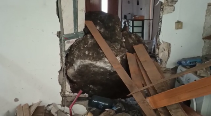 Video-Prag tragjedie në Shëngjin/ Një gur disa tonësh bie mbi një banesë