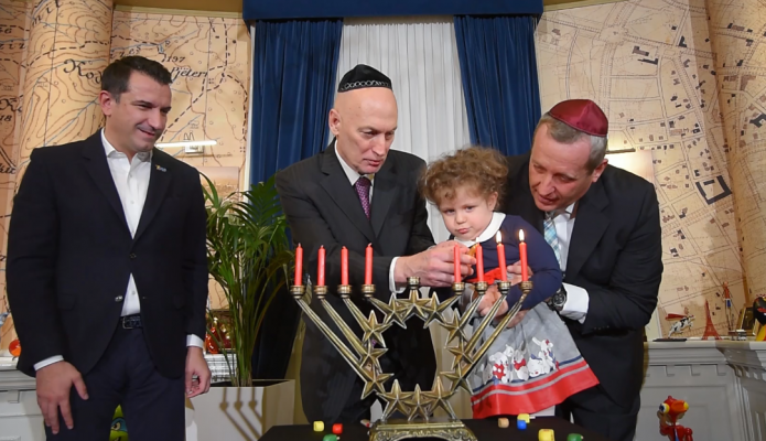 Festa e hebrenjve në Tiranë, Veliaj merr pjesë në festivalin e dritave