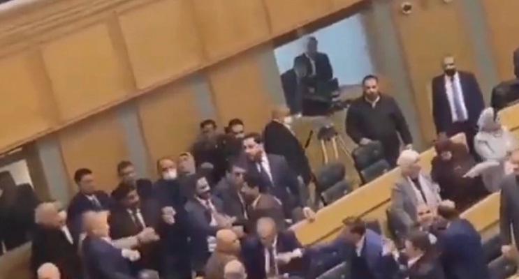 VIDEO/ Deputetët përleshen me njëri-tjetrin në parlamentin e Jordanisë