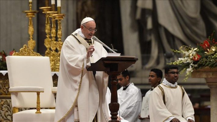 Një Krishtlindje në pandemi/ Papa Françesku: Kush përbuz të varfërit, fyen Zotin 