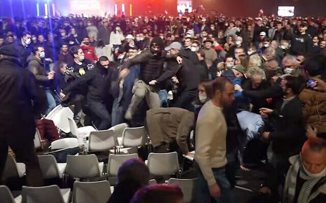Kundërshtari i Macron sulmohet nga protestuesit