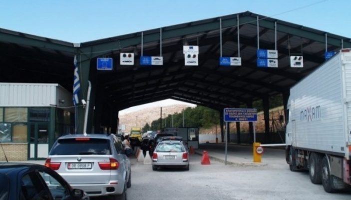 Emigrantët kthehen në vendet e punës, fluks makinash në doganën e Kapshticës