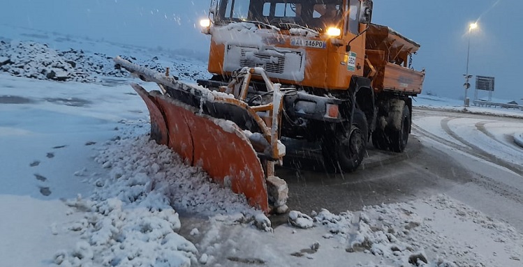 Dëbora izolon dhe lë pa drita fshatrat e Pogradecit/ Vështirësi qarkullimi në Qafë-Thanë