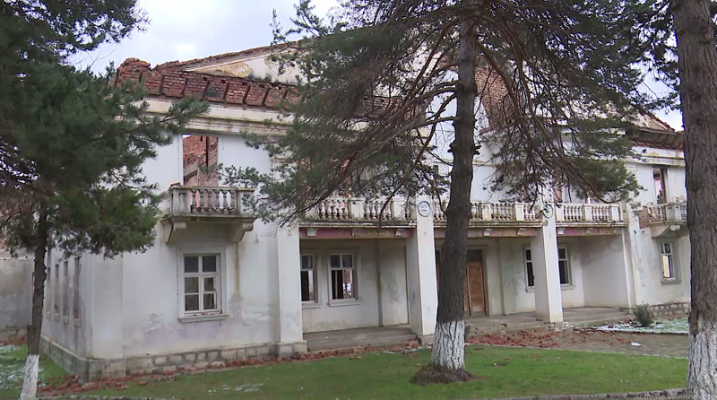 Qytetarët rindërtojnë me paratë e tyre qendrën kulturore në Maliq