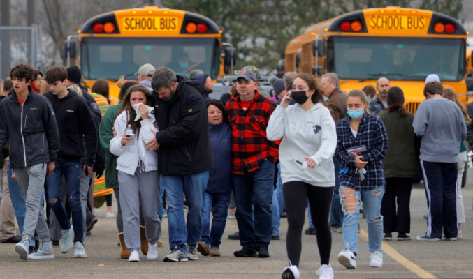 15-vjeçarari hapi zjarr/ Vriten 8 gjimnazistë dhe plagosen tetë persona të tjerënë një shkollë në Miçigan