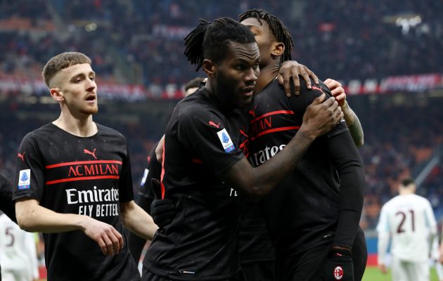 Milan mposht Salernitanën dhe vë nën presion Napolin