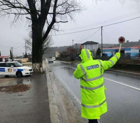 “Ka prezencë të lartë uji në disa rrugë”/ Policia apel shoferëve në Gjirokastër