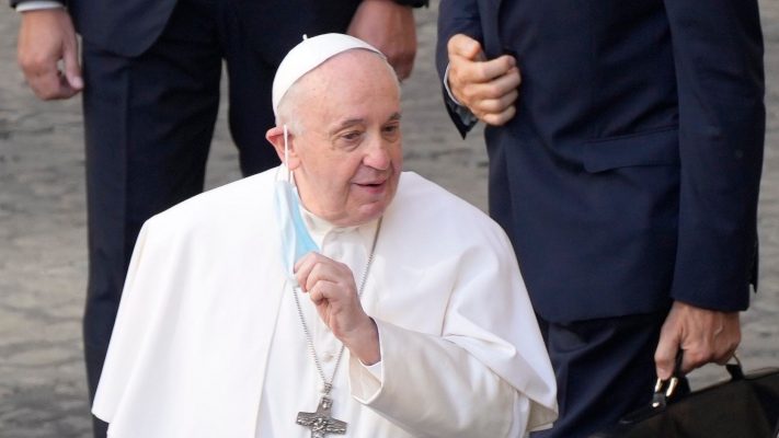 Papa Françesku viziton Greqinë, nuk i kursen kritikat për BE-në
