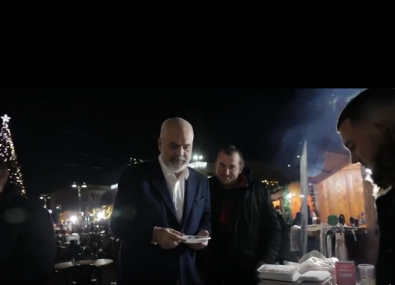 Video-Rama porosit bukë me qofte në sheshin e festave: S’ka si Lezha për shefa kuzhine