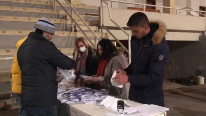 Mbyllet referendumi për shkarkimin e Berishës, pritet të shpallet rezultati i votimit