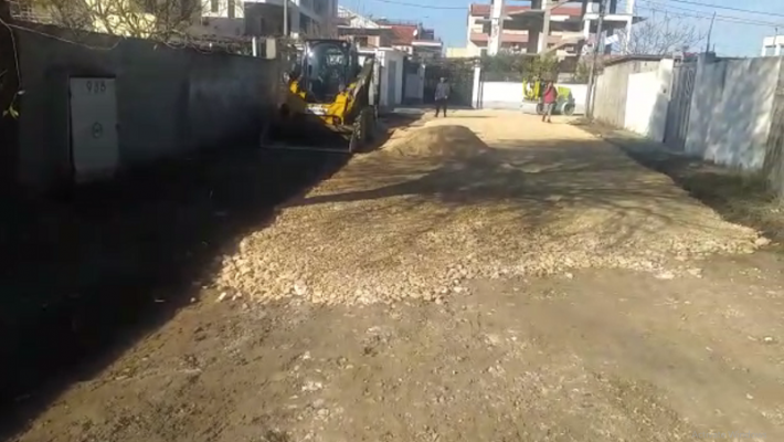 Protestë për rrugën në Durrës/ Banorët e lagjes 13 kundërshtojnë punimet për kanalizimet