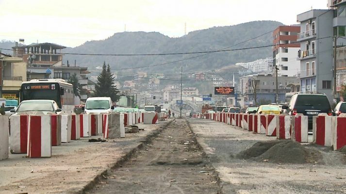 Punime në Unazën e Re/ Ngarkesë në qarkullimin e automjeteve nga Astiri për hyrjen në Tiranë