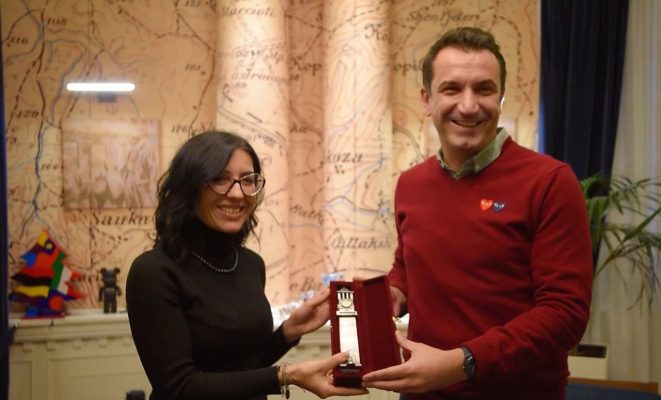Kryebashkiaku i dhuron “Kullën e Sahatit” ministres italiane për Politikat Rinore/ Veliaj: “Fqinjësia e mirë dhe bashkëpunimi, e vetmja mënyrë për të ecur përpara”