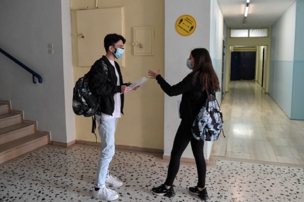 Greqia lejon nxënësit në shkolla, por ashpërson kontrollet dhe shton testimet