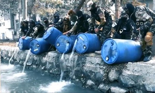 VIDEO/ Talebanët derdhin në një kanal rreth 3 mijë litra alkool