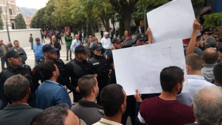 Basha pritet me protesta në Korçë