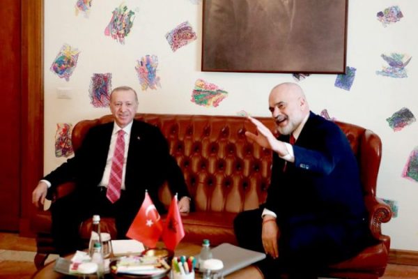 Erdogan në Shqipëri në përvjetorin e vdekjes së Skënderbeut/ Reagon Rama: Rastësia e deshi!