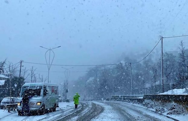 Reshje bore në Korçë/ Policia zbarkon në terren: Reduktoni shpejtësinë